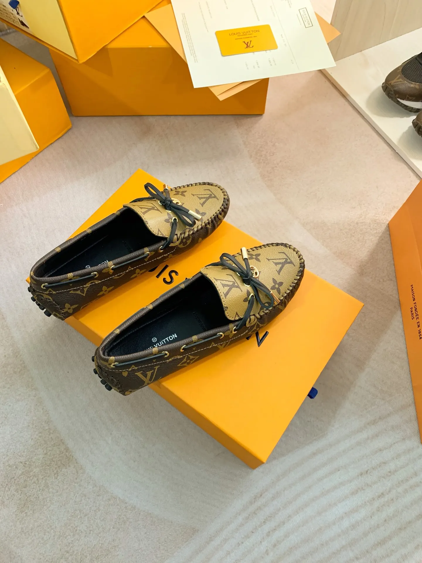 p460💰Couple model❤️🇫🇷 𝙇𝙤𝙪𝙞𝙨 𝙑𝙪𝙞𝙩𝙩𝙤𝙣 🇫🇷Louis Vuitton 2023 Classic𝓛𝓿 𝓣𝓻𝓪𝓲𝓷𝓮𝓻 Sports Series ➪➪➪¯ [Arizona Doudou Shoes Series] ▪️▪️▪️Arizona slip-on shoes are made of Monogram Eclipse canvas. Its hand-painted and dyed edges and hand-sewn uppers fully demonstrate Louis Vuitton's traditional shoemaking craftsmanship. This slip-on shoe is very lightweight. The integrated tongue and upper make it particularly comfortable and flexible. The soft outsole is equipped with rubber padding. Decorated with matching sash. Detailed features: ☑️Monogram Eclipse canvas ☑️Black Eclipse pattern ☑️Hand-painted shoe edges ☑️Hand-sewn uppers (each pair takes time to process) ☑️Integrated tongue and upper construction ☑️Outsole equipped with rubber lining ☑️size: 35_46